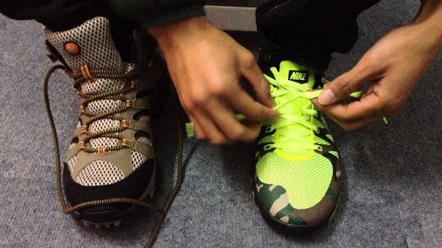 Cách buộc dây giày đá bóng đơn giản