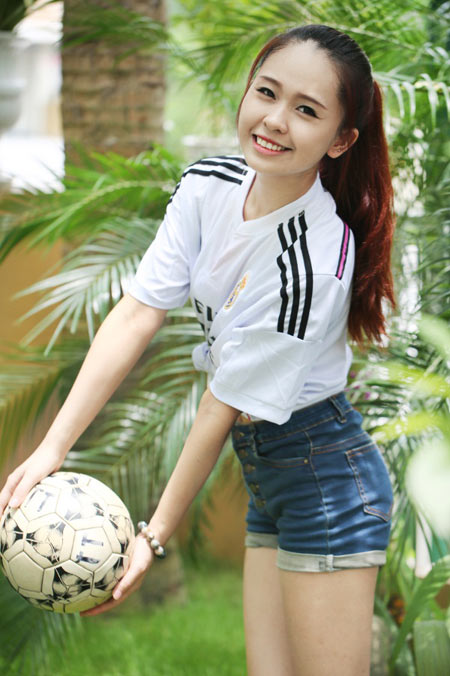 Hot girl Hà thành cũng “cuồng” bóng đá - 3