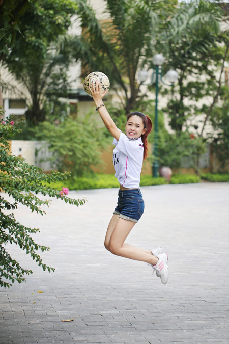 Hot girl Hà thành cũng “cuồng” bóng đá