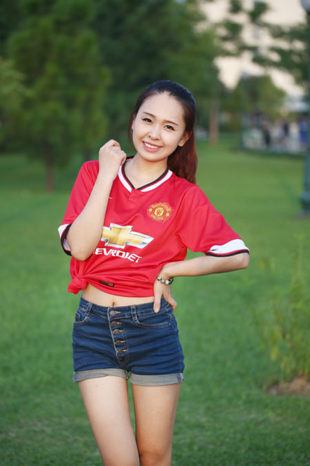 Hot girl Hà thành cũng “cuồng” bóng đá - 4