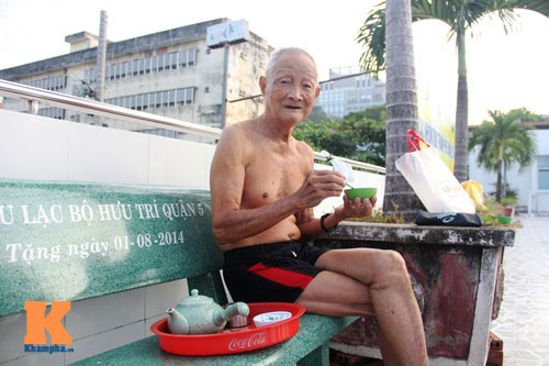 Ngỡ ngàng cụ ông 93 tuổi đạp xe đi bơi hàng ngày