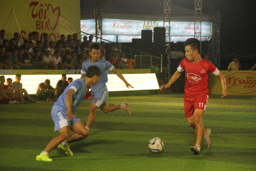 Giải bóng đá Cúp Bia Sài Gòn 2014: Chen chân xem bóng đá - 2