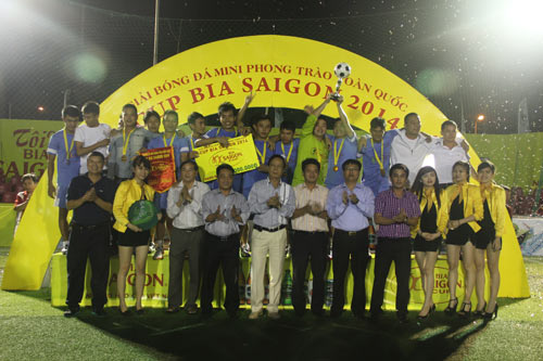 Giải bóng đá Cúp Bia Sài Gòn 2014: Chen chân xem bóng đá - 3