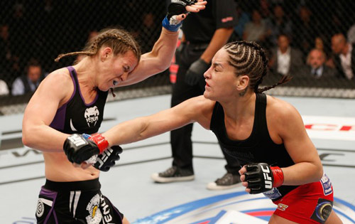 Nữ võ sĩ UFC tung cú đấm rách tai đối thủ