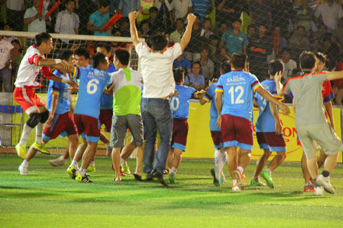 VCK giải bóng đá Cúp Bia Sài Gòn 2014: Kịch tính đến phút chót - 2