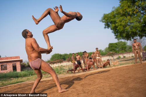 Kỳ lạ: Ngôi làng 90% đàn ông có cơ bắp như lực sĩ