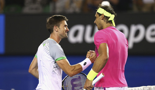Hot shot: Federer bỏ nhỏ làm đối thủ ''đứng hình''