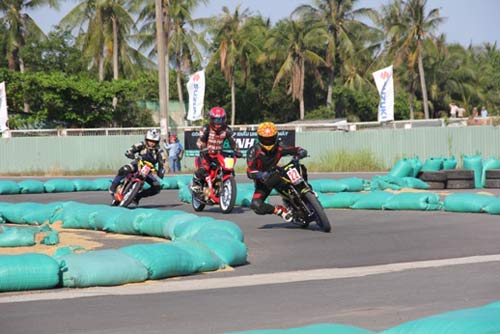Chật ních khán đài xem giải đua moto Việt đỉnh cao - 6
