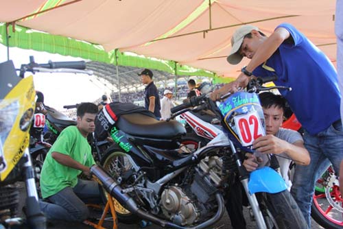 Chật ních khán đài xem giải đua moto Việt đỉnh cao