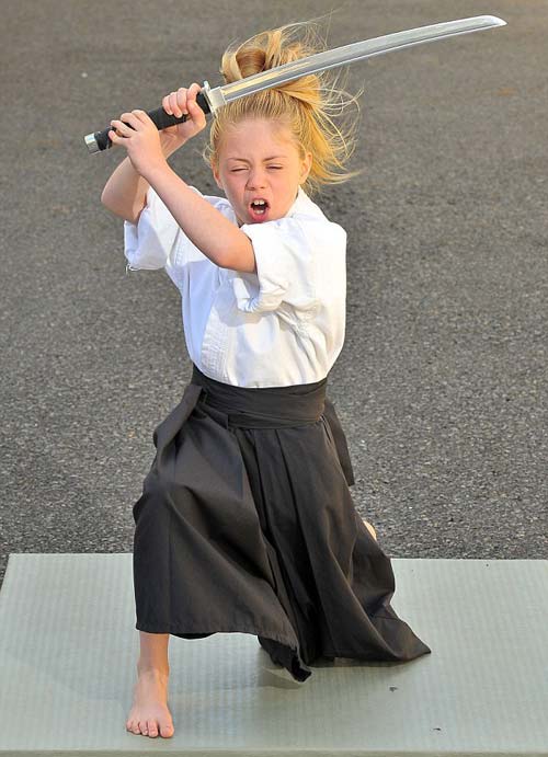 Cô bé 9 tuổi múa kiếm, nhào lộn gây sốt - 2