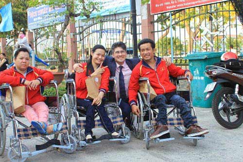 Mang niềm vui đến cho người khuyết tật miền Tây - 7
