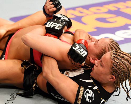 Hoa khôi UFC đánh đàn chị “tơi tả”