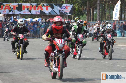 Việt Nam lần đầu đua mô tô "siêu tốc" trên đường thẳng - 2