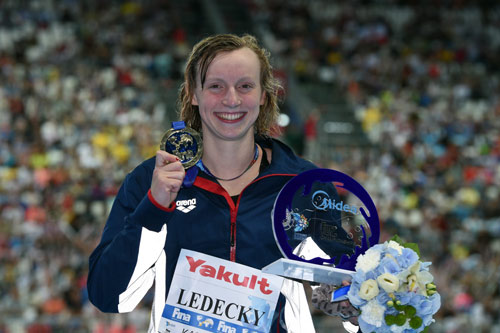 Nữ kình ngư 18 tuổi “bơi vui” cũng phá kỷ lục thế giới