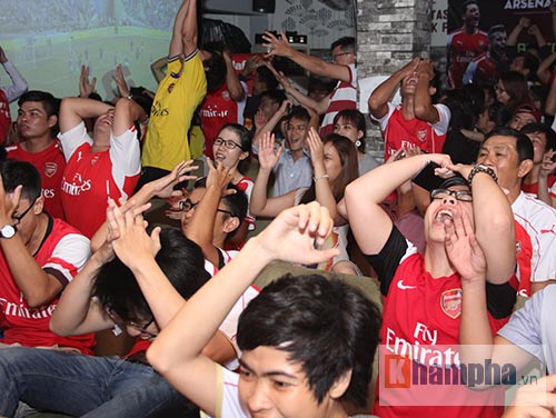 Fan Arsenal mừng Siêu cúp, tranh thủ cổ vũ Ánh Viên - 10