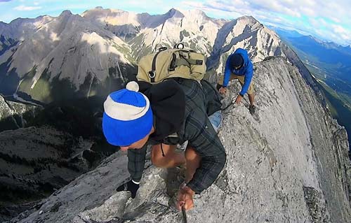 Mạo hiểm: Chạy chênh vênh trên rặng núi cao 2606m
