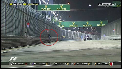 Fan đột nhập đường đua khiến Vettel hốt hoảng - 2