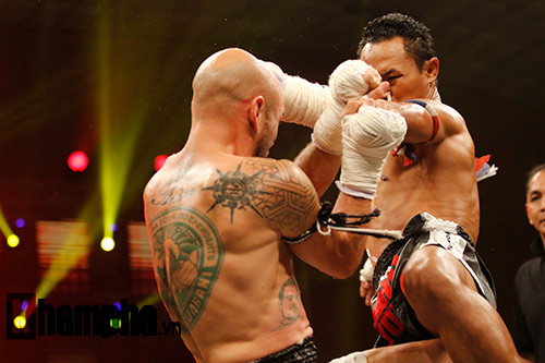 Các pha ra đòn đẹp mắt, “rực lửa” tại Thai Fight 2015 - 10