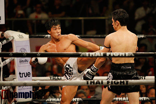 Duy Nhất đả bại võ sĩ Pháp trên sàn đấu Thai Fight - 10