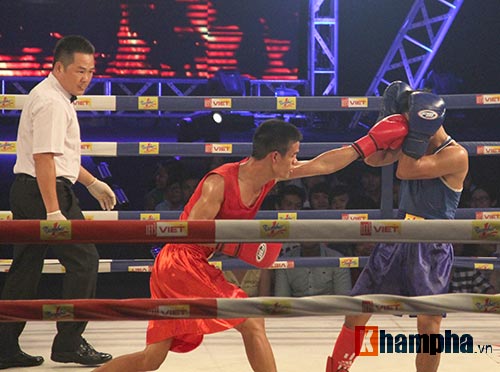 Muay Thái: Trúng seri đòn gối, võ sĩ ngã ngửa khỏi sàn đấu - 9