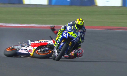 Scandal MotoGP: Rossi đạp đổ xe Marquez để về đích