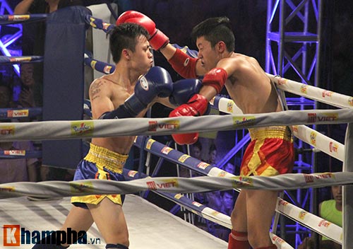 Muay Thái: Trúng seri đòn gối, võ sĩ ngã ngửa khỏi sàn đấu - 5