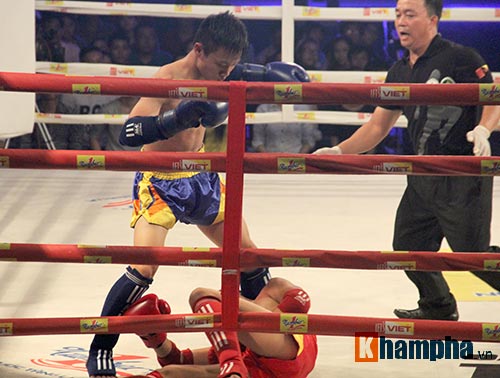 Muay Thái: Trúng seri đòn gối, võ sĩ ngã ngửa khỏi sàn đấu - 4