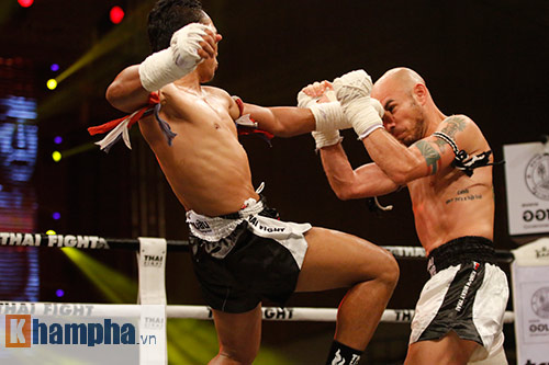 Các pha ra đòn đẹp mắt, “rực lửa” tại Thai Fight 2015 - 9