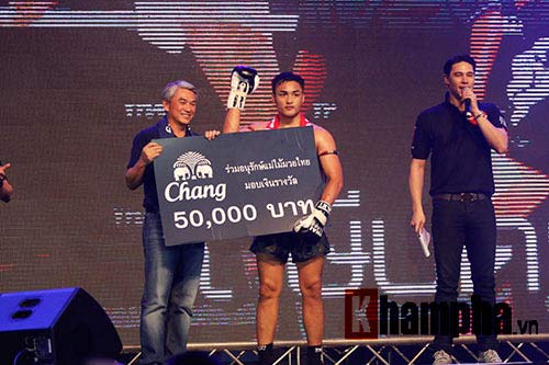 Các pha ra đòn đẹp mắt, “rực lửa” tại Thai Fight 2015 - 7