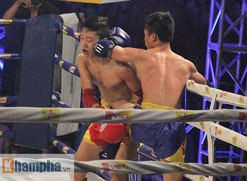 Muay Thái: Trúng seri đòn gối, võ sĩ ngã ngửa khỏi sàn đấu