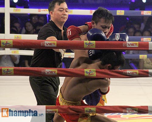 Muay Thái: Trúng seri đòn gối, võ sĩ ngã ngửa khỏi sàn đấu - 6
