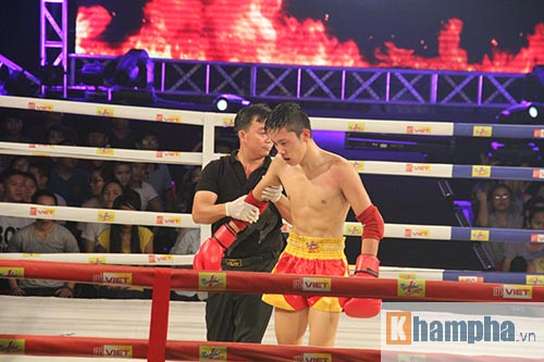 Muay Thái: Trúng seri đòn gối, võ sĩ ngã ngửa khỏi sàn đấu - 7